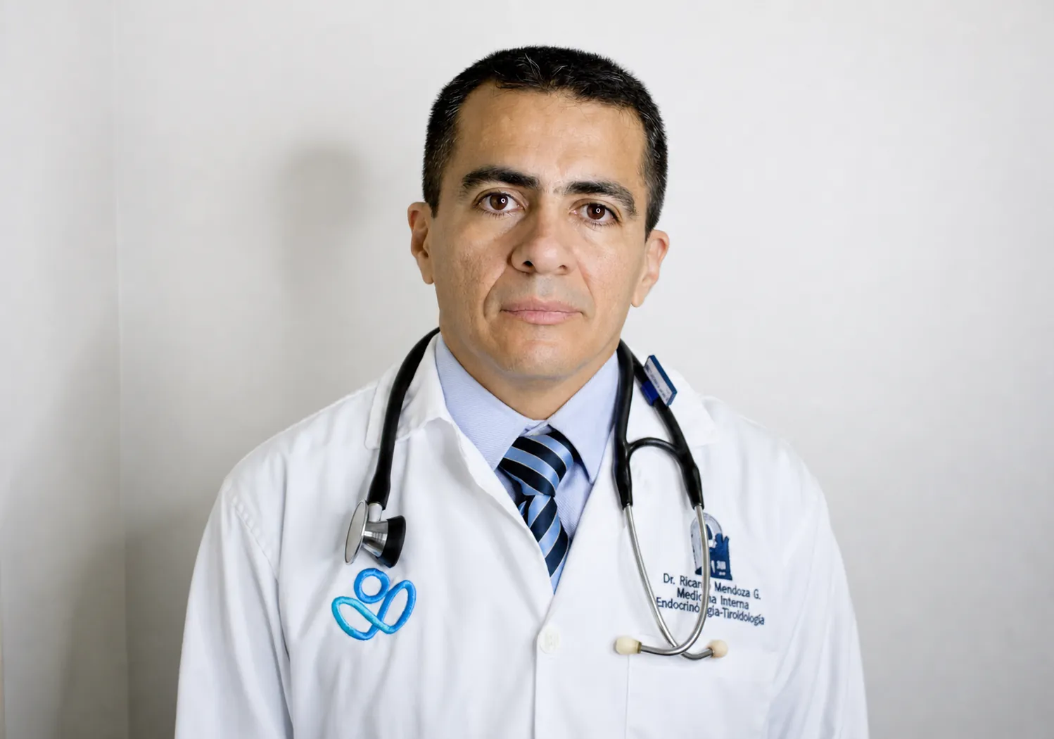 Retrato del Dr. Ricardo Mendoza, médico internista, endocrinólogo y tiroidólogo en Caracas