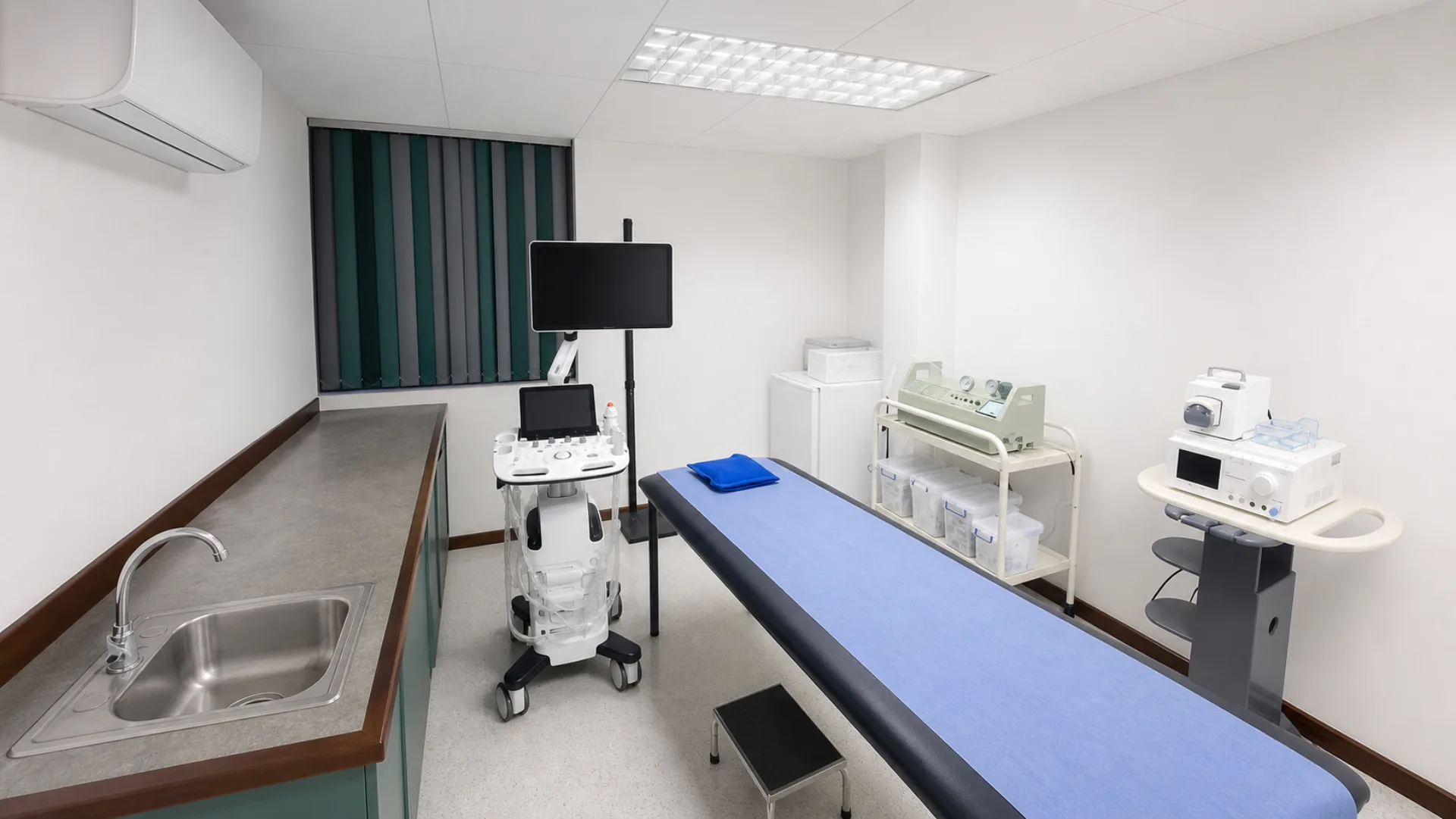 Sala con ecógrafo y sistema STARmed para ablación por radiofrecuencia de tiroides