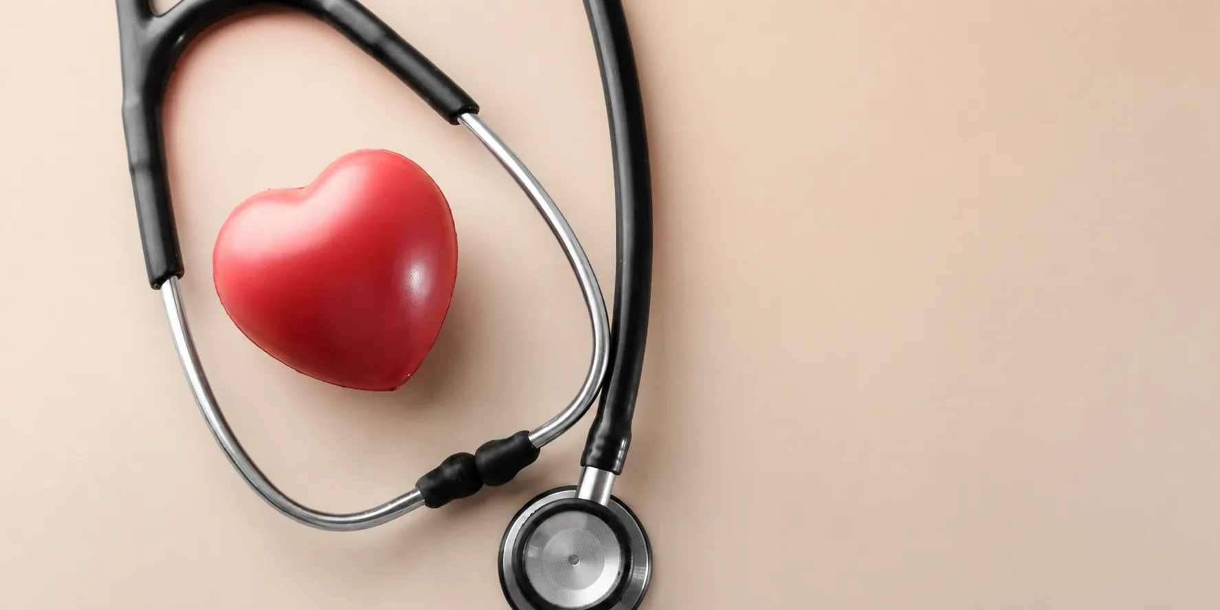 Corazón rojo y estetoscopio, imagen de medicina preventiva