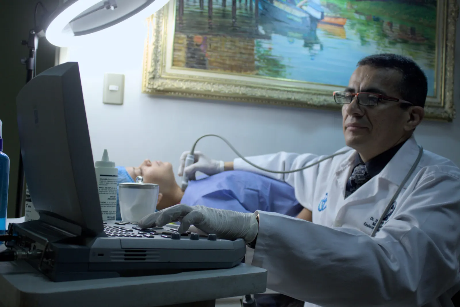 Dr. Ricardo Mendoza realizando una evaluación ecográfica en consulta