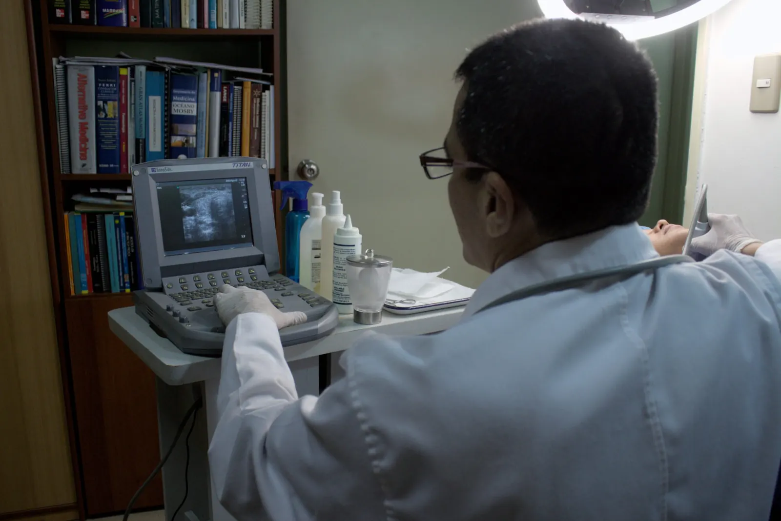 Dr. Ricardo Mendoza operando el ecógrafo durante una evaluación tiroidea