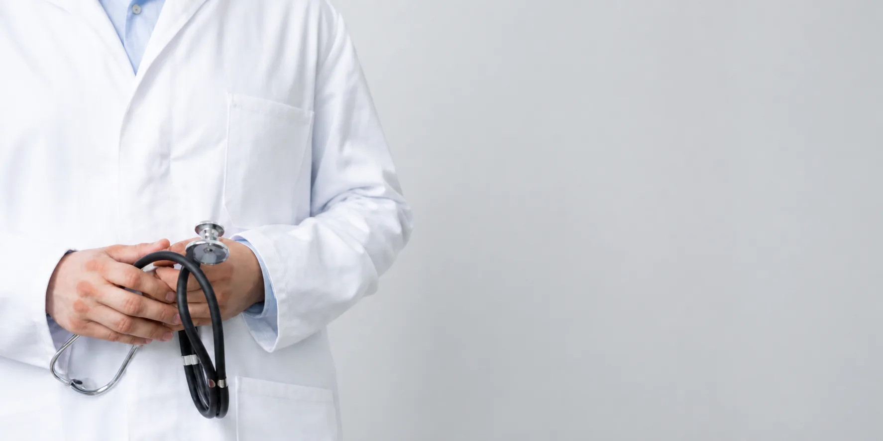 Profesional médico con bata blanca y estetoscopio
