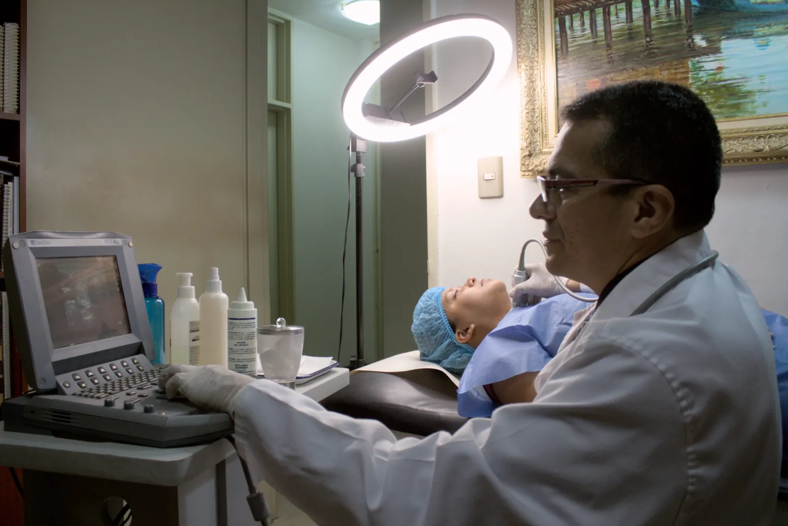 Dr. Ricardo Mendoza junto al ecógrafo durante una consulta